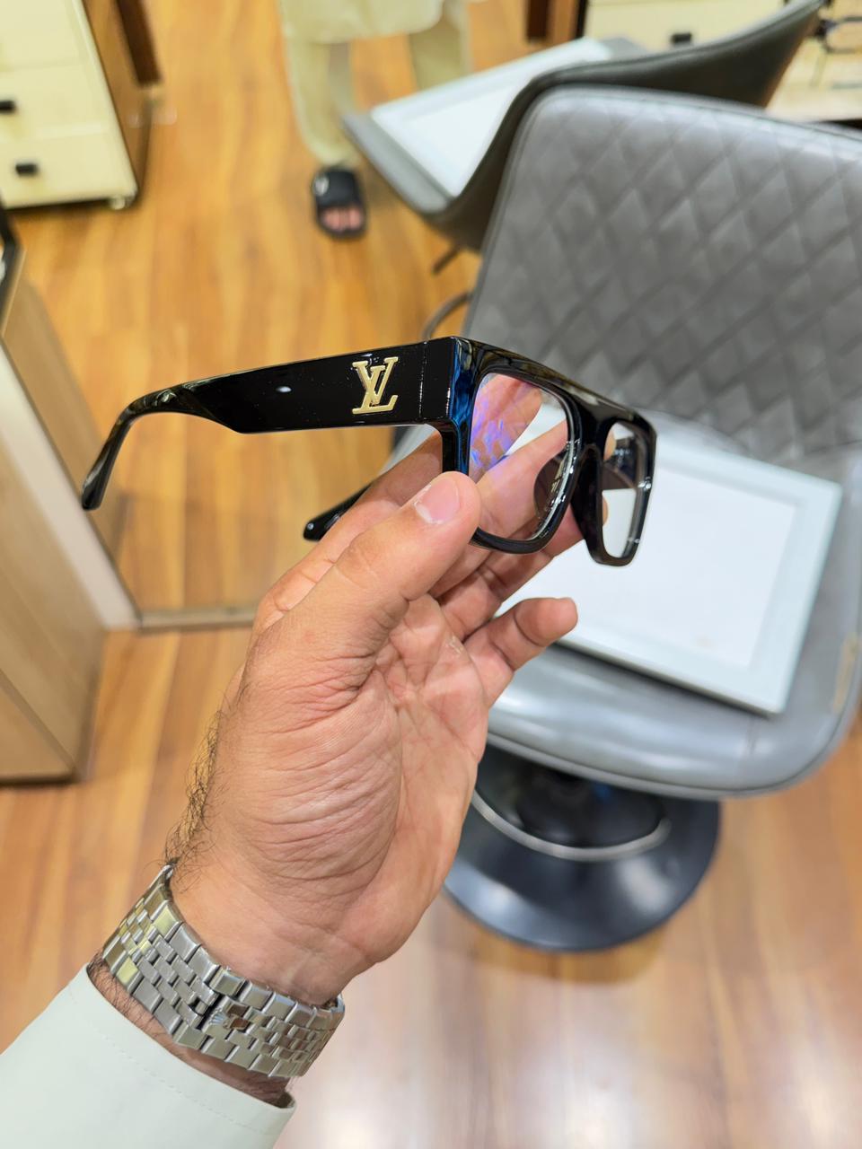 LV 6026 black plano