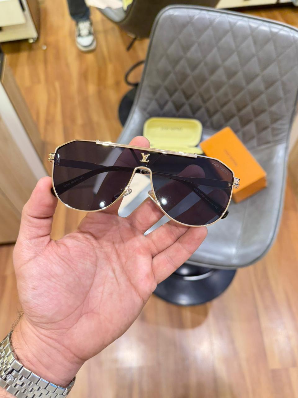 LV 22295 gold black