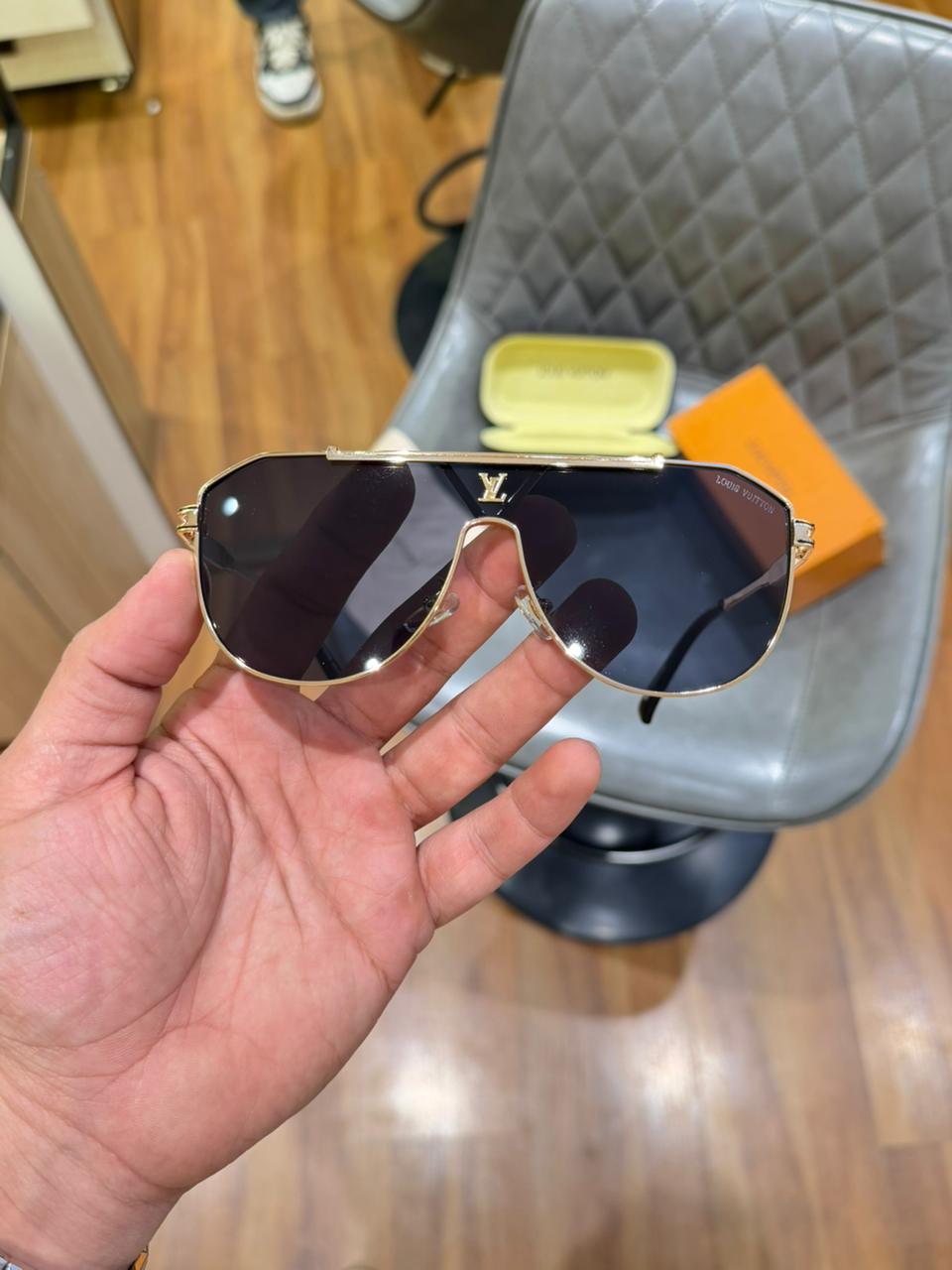 LV 22295 gold black