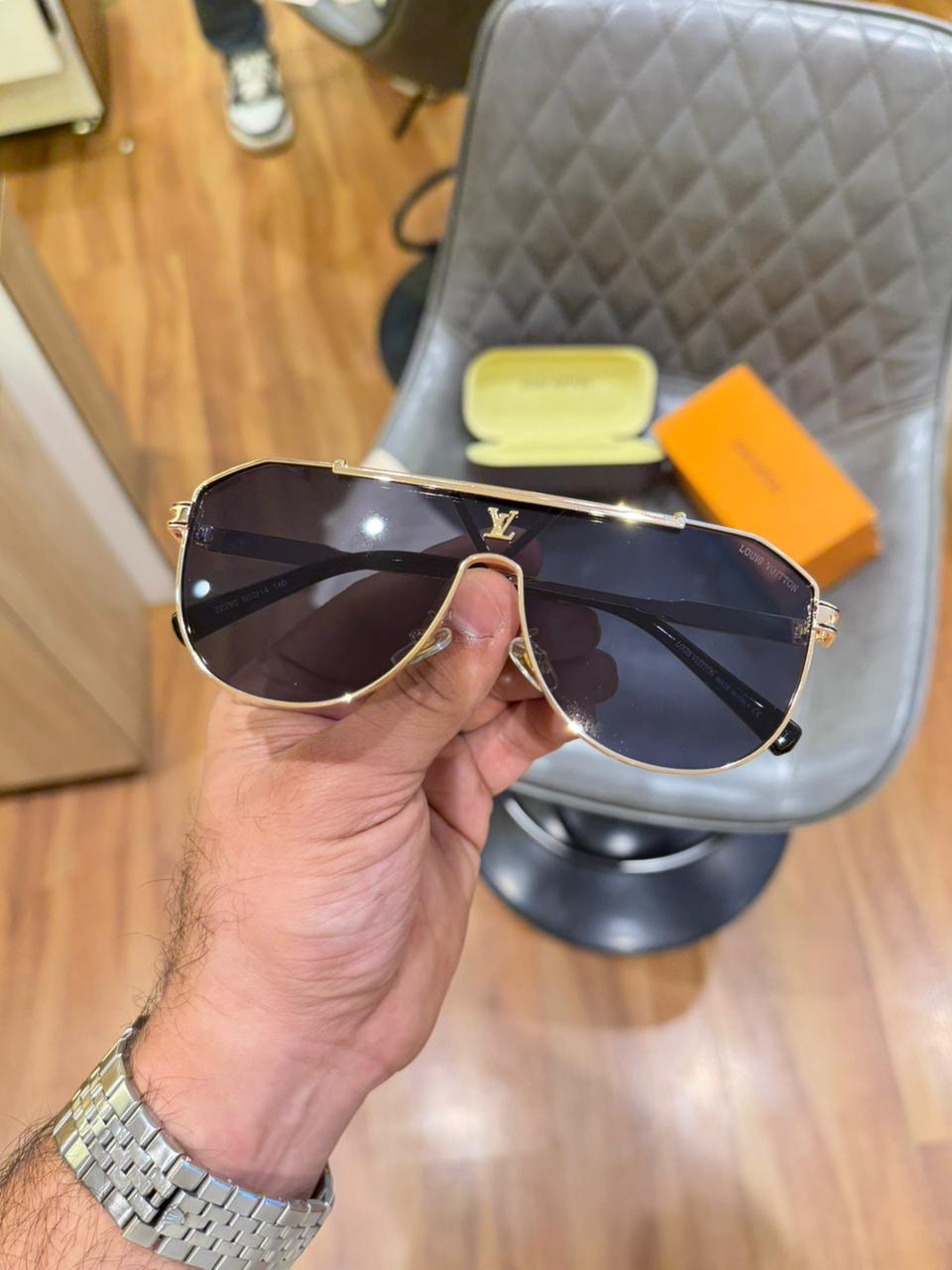 LV 22295 gold black