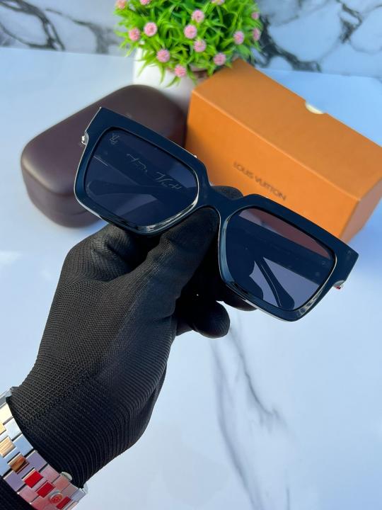 LV millionaire_black_gold